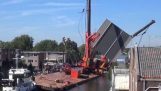 オランダで折りたたまれている巨大なクレーン