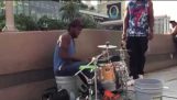 Een indrukwekkende drummer in Las Vegas