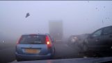 霧の中で衝撃的な高速道路パイルアップ