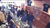 Homem salva asfixia New York policial em Staten Island Diner