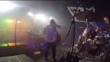 Kytarista Trips a spadá do drumkit