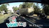 Вантажівка забуває свій трейлер (Австралія)