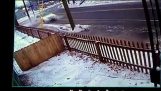 Bil Slams Into Pole på Icy Street i Southington, Connecticut