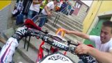 Ekstremalne Enduro POV wyścigu przez miasto