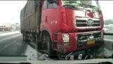 Ciclista sobrevive arrastrado 10m por camión (China)