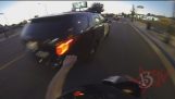 Motocykel beží od policajti PÁDY do obrubníka polícia Chase Street Bike Vs Cop Epic FAIL