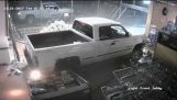 Tyve Smash stjålet lastbil gennem Store