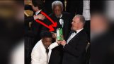 Morgan Freeman, 2016 Çerezler On Stage At The Oscars yiyin & Sonra uzak yürüyor