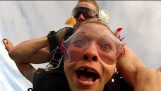 Lány veszít Tooth Míg Skydiving