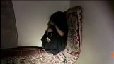 Verlassene neue Abenteurer – Ein Mädchen in einem verlassenen Haus von 20 Jahren.