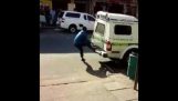 Ontsnappen uit een politiebestelwagen in Zuid-Afrika. Publiek Cheers hen op.