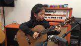 Tyttö 6 vuotta vanha pelissä “Lennätä minut kuuhun” kitara