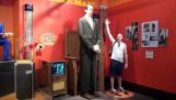 Πως είναι να στέκεσαι δίπλα στον ψηλότερο άνθρωπο που έζησε ποτέ