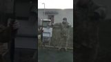 Conscript versucht, sein Gewehr auf der Schulter legen (Russland)