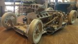 Een houten automodel met motor en versnellingsbak
