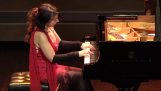 הפסנתרנית אליאן רודריגס עוזבת את הבמה עם הפסנתר שלה