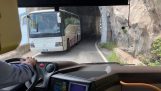 ทักษะของคนขับรถบัสในเมืองอามาลฟีของอิตาลี