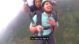 Een indiaan maakt voor de eerste en laatste keer een paraglidingvlucht