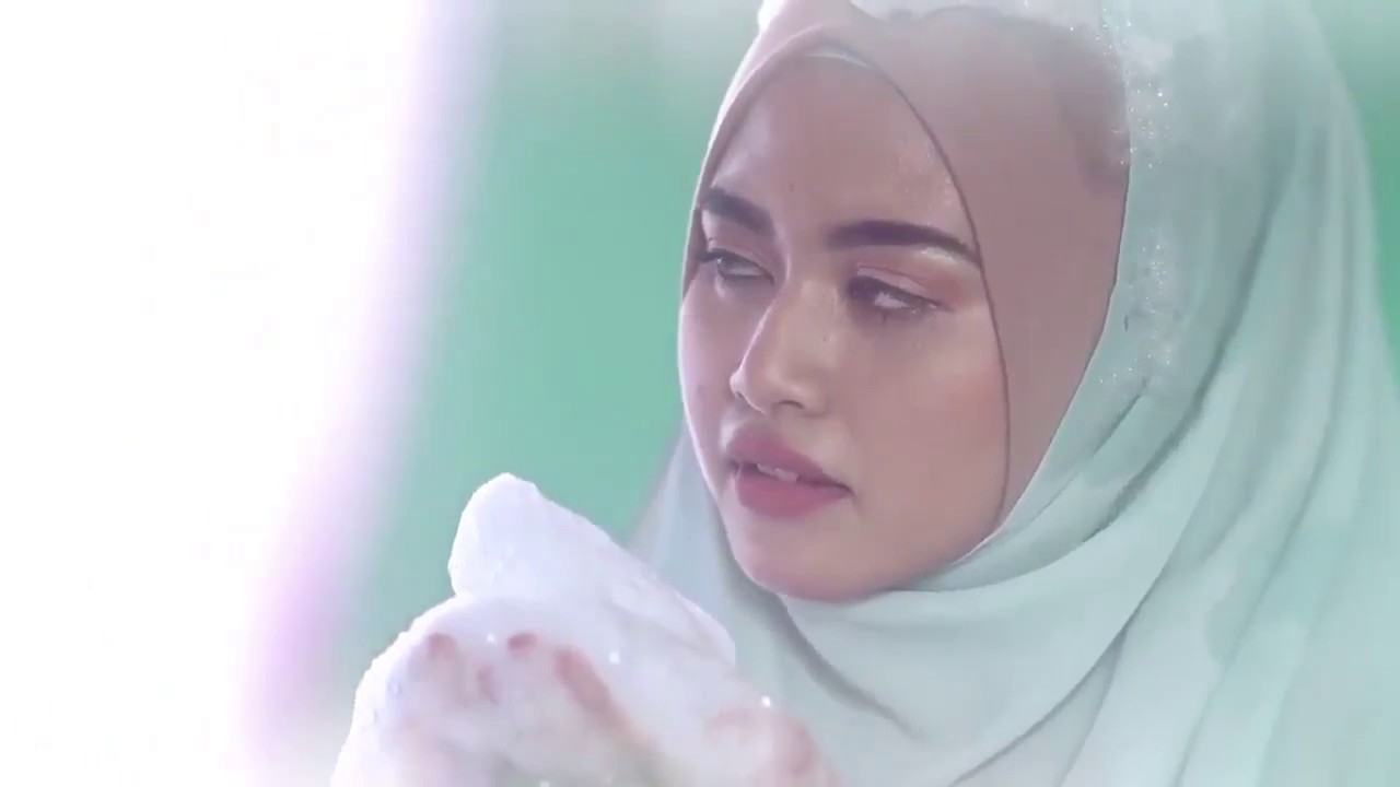 Мусульманские рекламы. Мусульманская реклама шампуня. Реклама шампуня в мусульманских странах. Арабская реклама шампуня. Реклама шампуня в арабов.