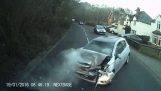 Frontale botsing van een vrachtwagen met een auto