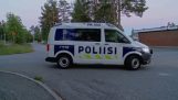 Финская полиция преследует пьяных, полуголый велосипедист