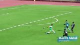 Момче топка предотвратява попадението (Алжир)