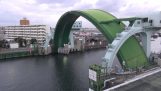 Bramy łukowe chronią Osakę w Japonii przed powodziami