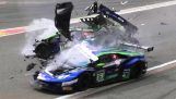 Accident spectaculos într-o cursă GT3