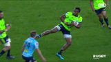 rugby spiller kaster overhead kick til hans modstander