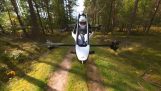 A Jetson ONE egy erdőben repül