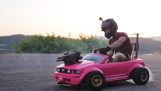 Κινητήρας μοτοσικλέτας στο αυτοκίνητο της Barbie
