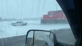 Tren ayuda a una camioneta a salir de la nieve