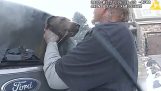 Αστυνομικός σώζει σκύλο από φλεγόμενο αυτοκίνητο