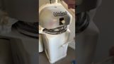 Μια μηχανή που ετοιμάζει μικρά ψωμάκια