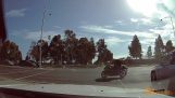 Motorradfahrer überholt rot und kollidiert mit einem Auto