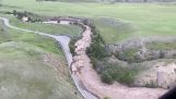 洪水がイエローストーン国立公園の道路を破壊する