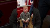 Ένα μικρό αγόρι επισκέπτεται το σπίτι του Άι Βασίλη