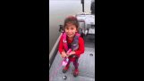 Dívka chytá 20palcovou rybu s tyčí Barbie