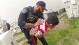 Αστυνομικοί σώζουν τη ζωή ενός παιδιού από πνιγμό