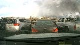 Et instrumentbrætkamera i bilen fanger en ødelæggende tornado