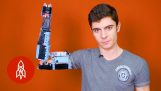 Ένας 18χρονος κατασκευάζει τεχνητό χέρι από LEGO