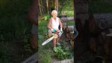चेनसॉ साथ दादी