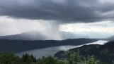Den imponerande passage av en storm över sjön (Österrike)