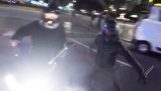 Deux voleurs sur les scooters qui tentent de voler la moto (Londres)