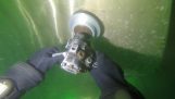 Polishing the propeller of a tanker