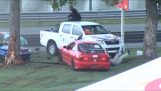 Auto in tweeën gesneden tijdens de wedstrijd
