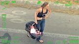 Mulher com bebê perseguido pela polícia