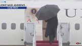 Donald Trump a dáždnik