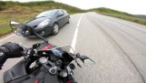 Motocyklista vyhýba krátko zrážku s autom