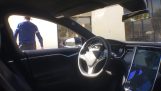 Οδηγός αφήνει ένα αυτοκίνητο Tesla να παρκάρει μόνο του